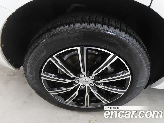 Volvo XC60 2018 — photo 20