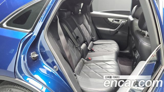 Infiniti QX70 2017 — photo 17