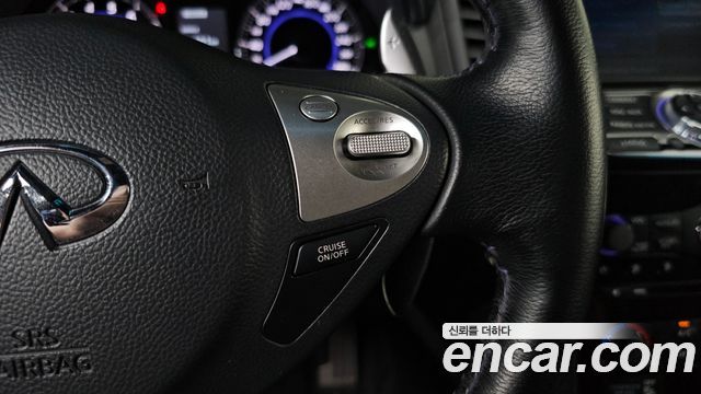 Infiniti QX70 2017 — photo 28