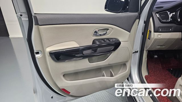 Kia Canival 2017 — photo 14