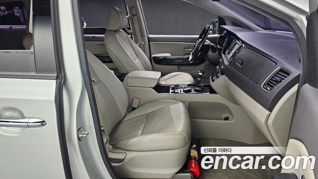 Kia Canival 2017 — photo 16