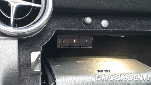 Mercedes-Benz SLC-Class 2017 — photo 19