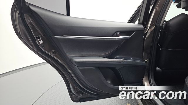 Toyota Camry 2018 — photo 15