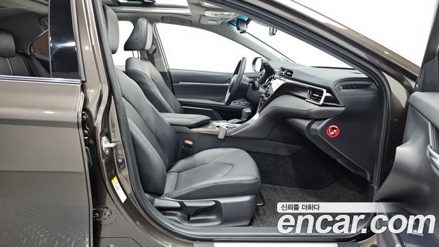 Toyota Camry 2018 — photo 16