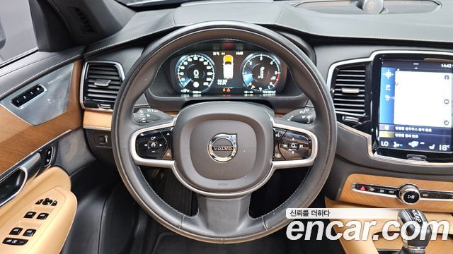 Volvo XC90 2019 — photo 18