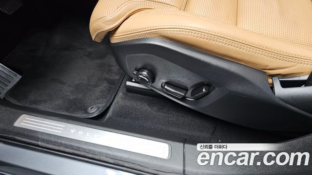 Volvo XC90 2019 — photo 32