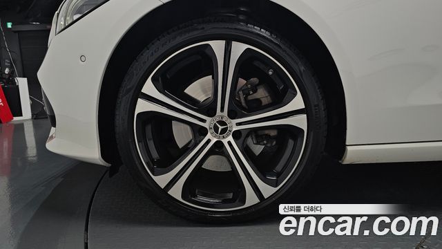 Mercedes-Benz C-Class 2023 — photo 5