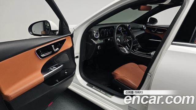 Mercedes-Benz C-Class 2023 — photo 10