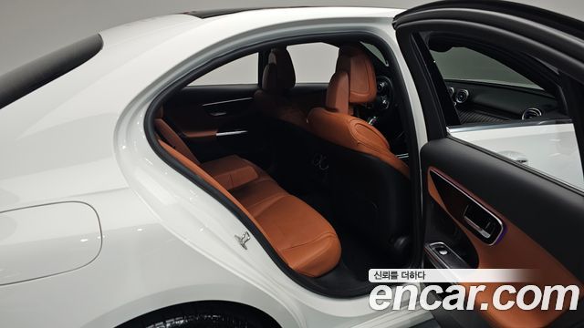 Mercedes-Benz C-Class 2023 — photo 12