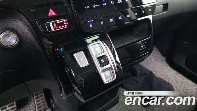 Hyundai Staria 2025 — photo 9