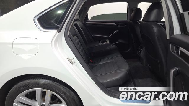 Volkswagen Passat 2018 — photo 17