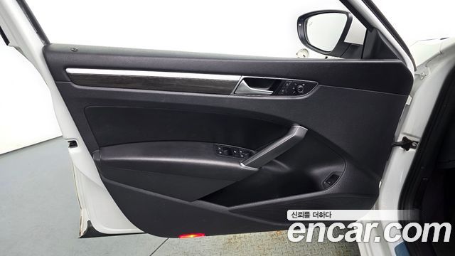 Volkswagen Passat 2018 — photo 14