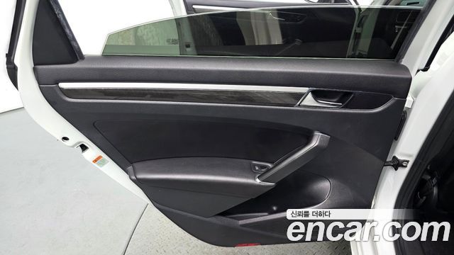 Volkswagen Passat 2018 — photo 15