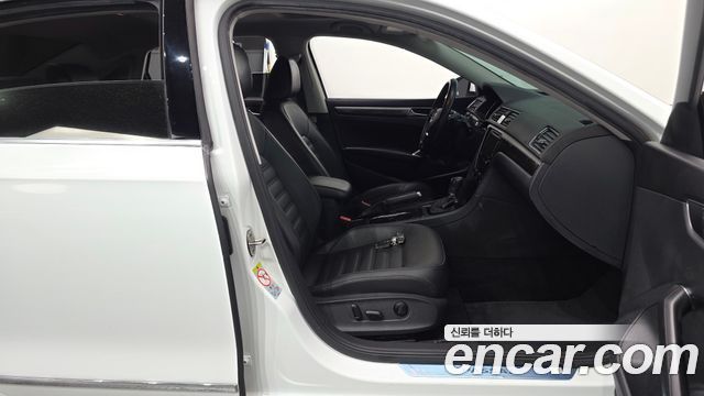 Volkswagen Passat 2018 — photo 16
