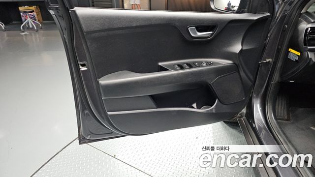 Kia Stonic 2018 — photo 14