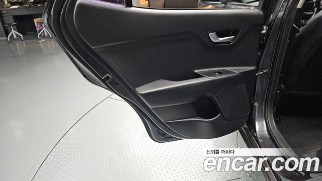 Kia Stonic 2018 — photo 15