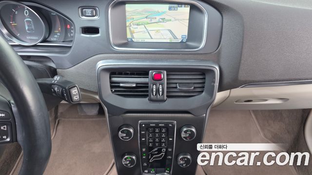 Volvo V40 2015 — photo 14