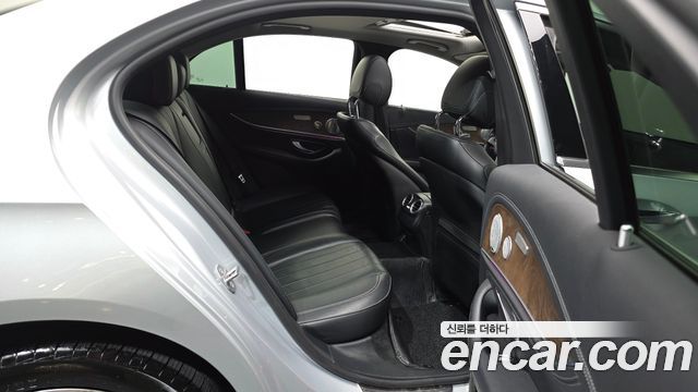 Mercedes-Benz E-Class 2018 — photo 18