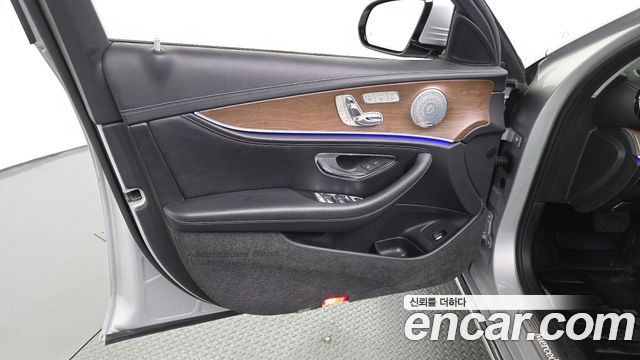 Mercedes-Benz E-Class 2018 — photo 14