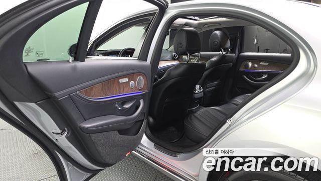 Mercedes-Benz E-Class 2018 — photo 16