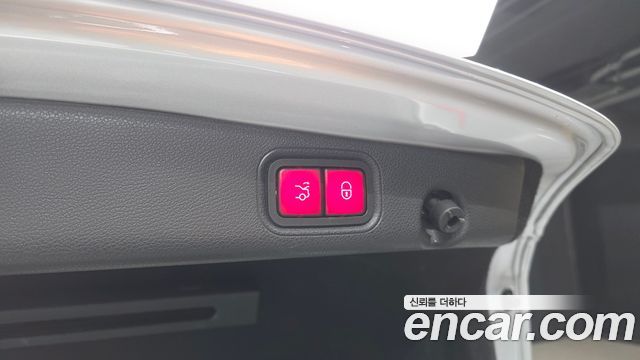 Mercedes-Benz E-Class 2018 — photo 25