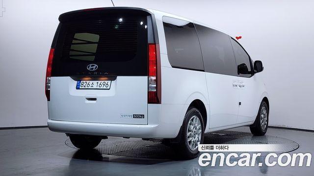 Hyundai Staria 2025 — photo 2