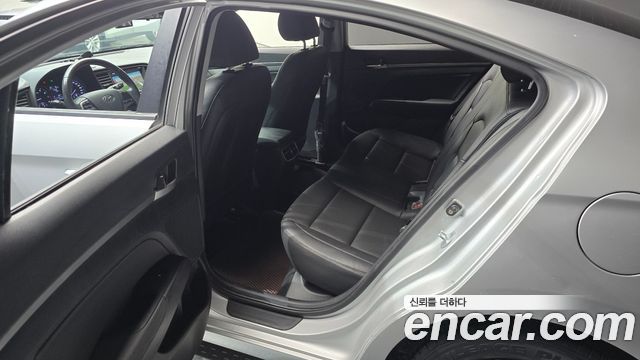 Hyundai AVANTE 2016 — photo 11