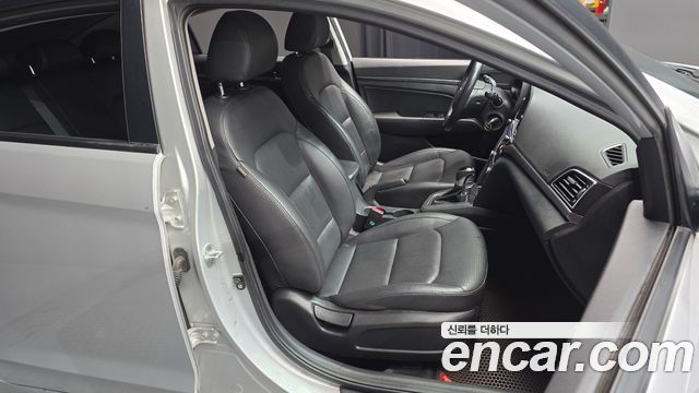Hyundai AVANTE 2016 — photo 12