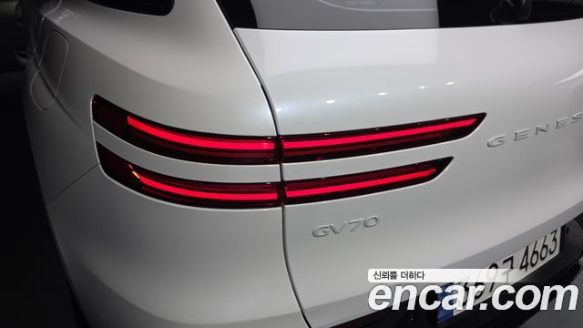 Genesis GV70 2025 — photo 9