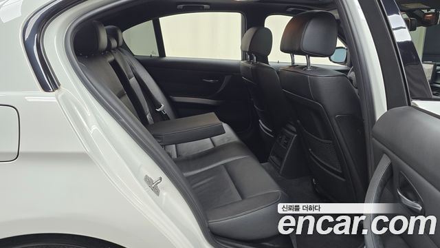 BMW 3-Series 2011 — photo 12