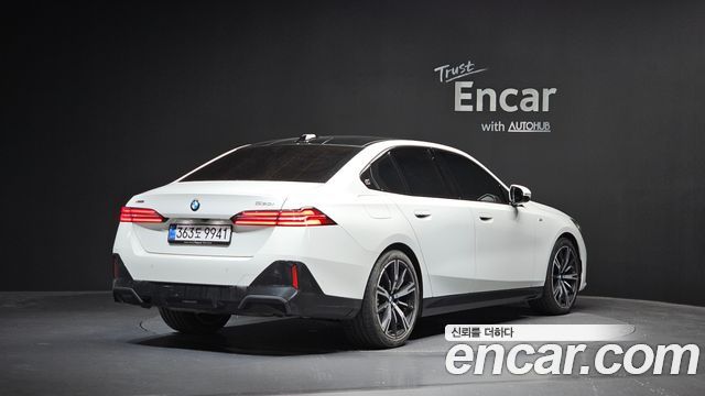 BMW 5-Series 2025 — photo 2