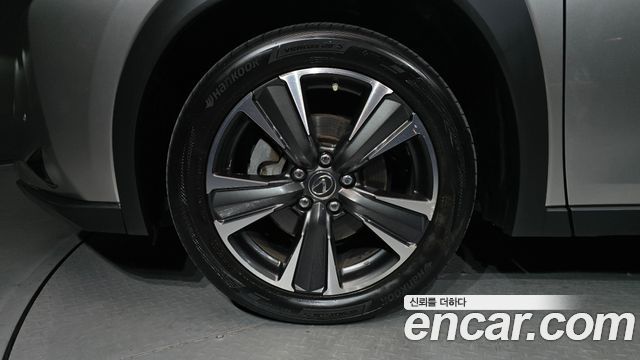 Lexus UX 2019 — photo 5