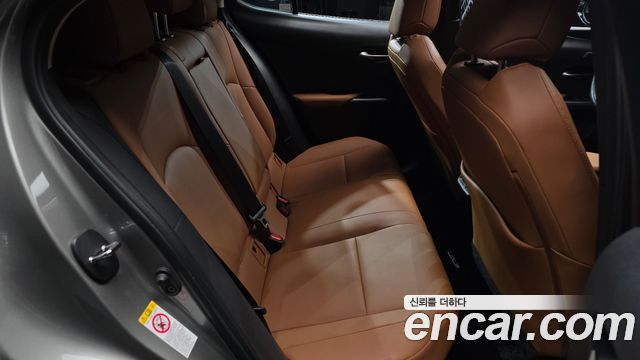 Lexus UX 2019 — photo 17