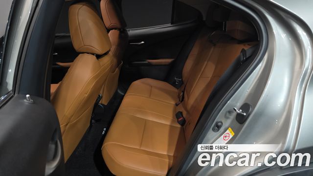 Lexus UX 2019 — photo 18