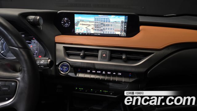 Lexus UX 2019 — photo 20