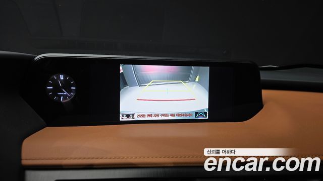 Lexus UX 2019 — photo 21