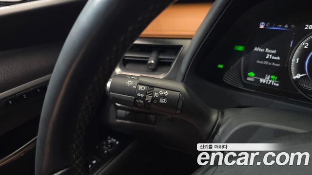 Lexus UX 2019 — photo 24