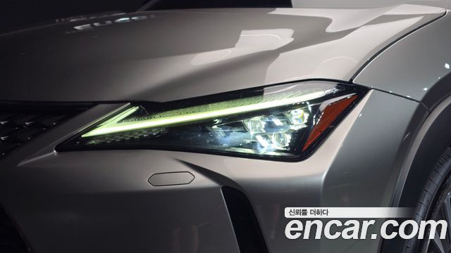 Lexus UX 2019 — photo 8