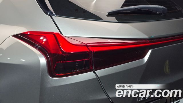 Lexus UX 2019 — photo 9