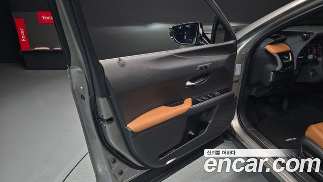 Lexus UX 2019 — photo 14