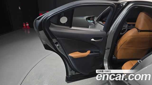 Lexus UX 2019 — photo 15