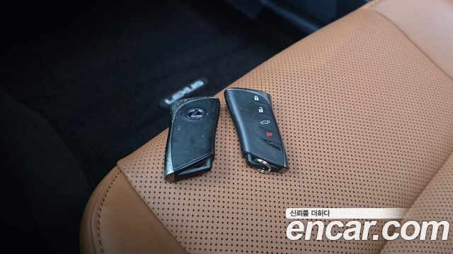 Lexus UX 2019 — photo 30