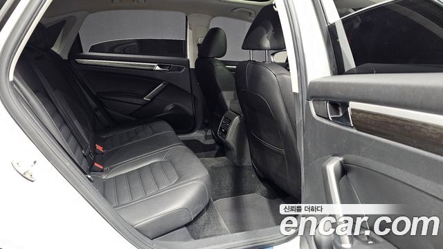 Volkswagen Passat 2018 — photo 12