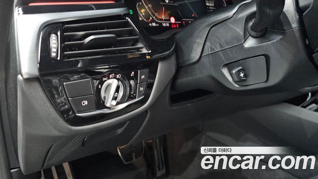 BMW 5-Series 2021 — photo 28
