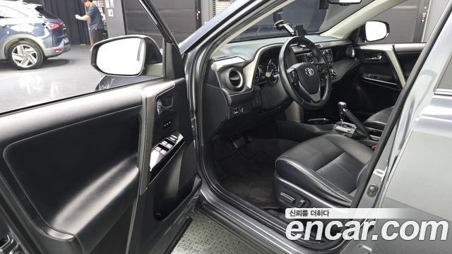 Toyota RAV4 2017 — photo 10