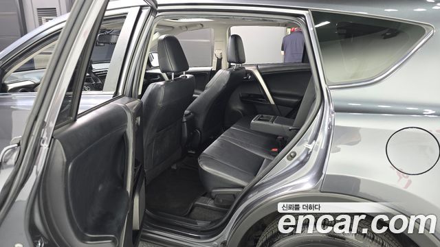 Toyota RAV4 2017 — photo 11