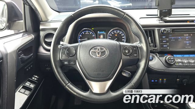Toyota RAV4 2017 — photo 13