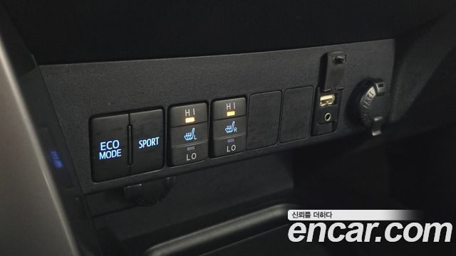 Toyota RAV4 2017 — photo 16