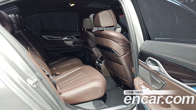 BMW 7-Series 2020 — photo 18