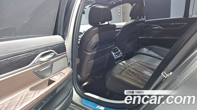 BMW 7-Series 2020 — photo 16